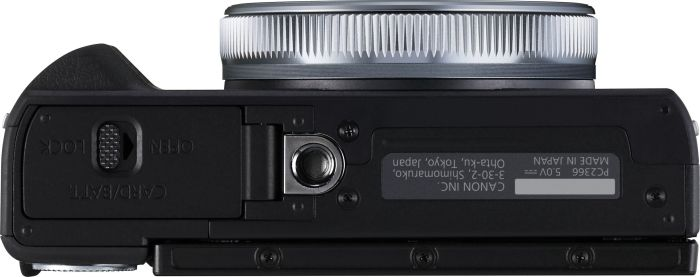 Schwarze Kamerabasis. Silbernes Objektiv, Knöpfe, Text und Seriennummern. Schwarze Karten-/Batterieklappe.