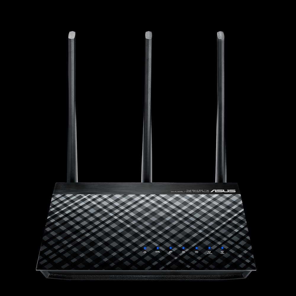 Siyah zemin üzerinde üç antenli siyah ve gümüş Asus Wi-Fi yönlendirici.