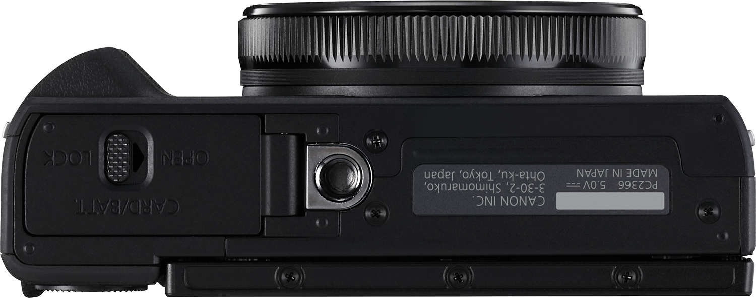 Onderaanzicht van een zwarte camera met een label. Het label heeft tekst en een witte achtergrond.