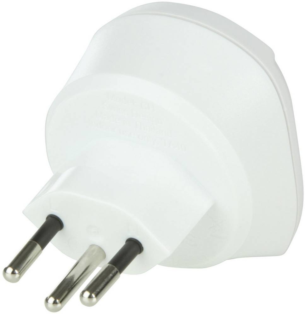 Weißer Reiseadapter mit drei Stiften. Es ist auf weißem Hintergrund.