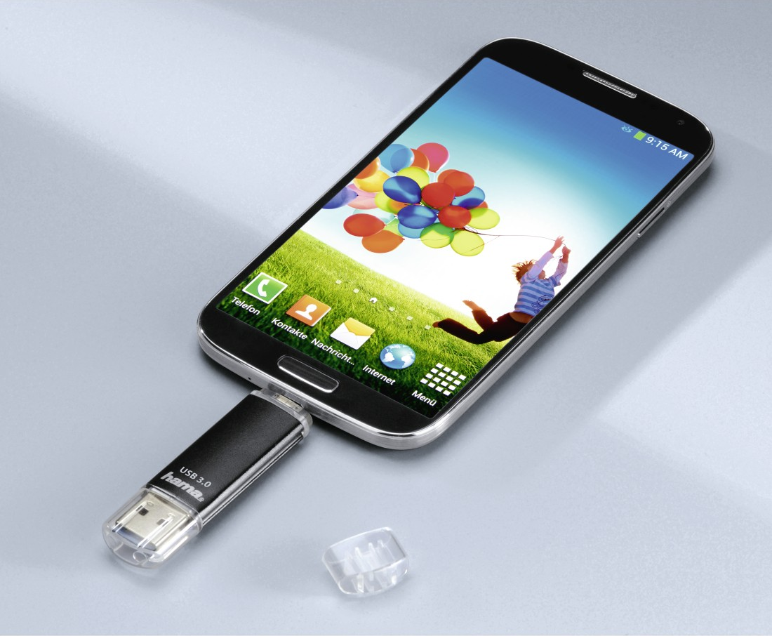 Un smartphone avec une clé USB connectée. L'écran montre une personne avec des ballons.