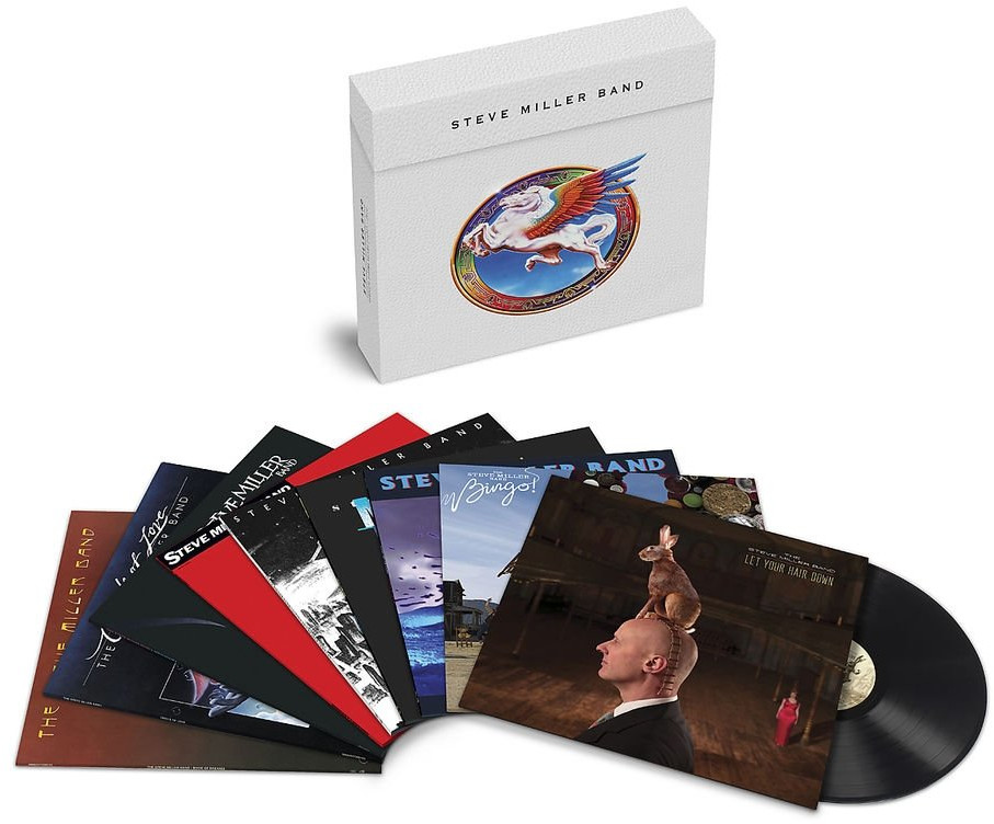 Ensemble d'albums avec plusieurs pochettes d'albums déployées. Une boîte avec le nom du groupe est au-dessus.