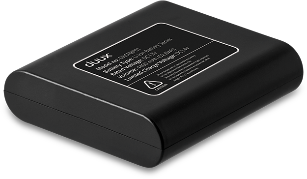 Zwarte rechthoekige batterij met een label. Het label toont model en andere details.