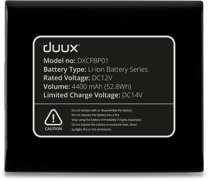 Een zwart batterijpakket met witte tekst met details over model, spanning, volume en een waarschuwingslabel.