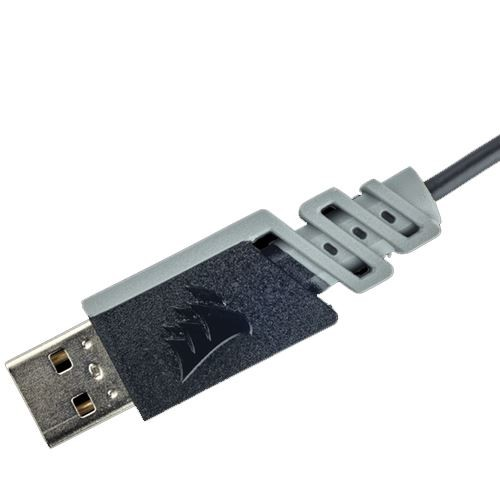 Un conector USB con el logotipo negro de Corsair, sobre un fondo blanco.
