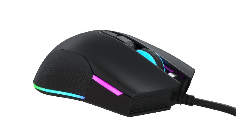 Ratón gaming negro con iluminación RGB en los laterales y cable conectado, aislado sobre blanco.