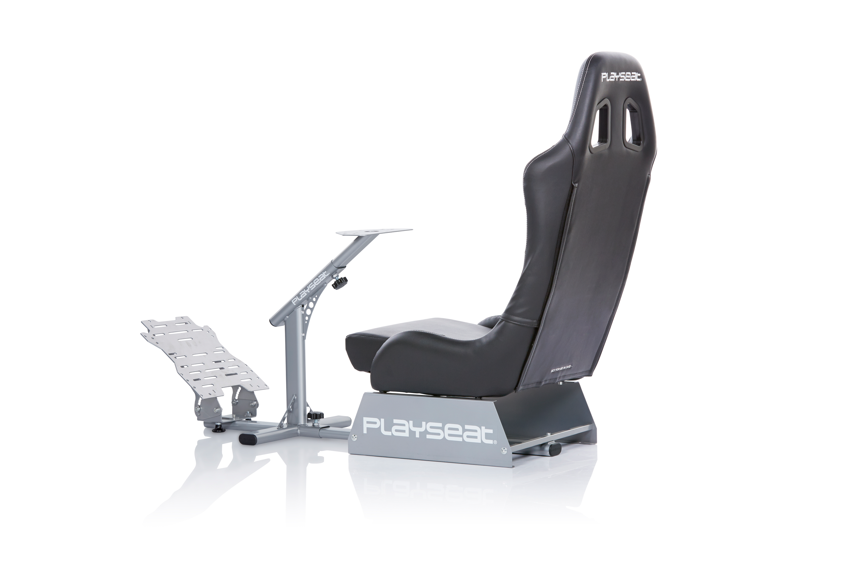 Chaise de jeu noire et grise avec repose-pieds, sur fond blanc.