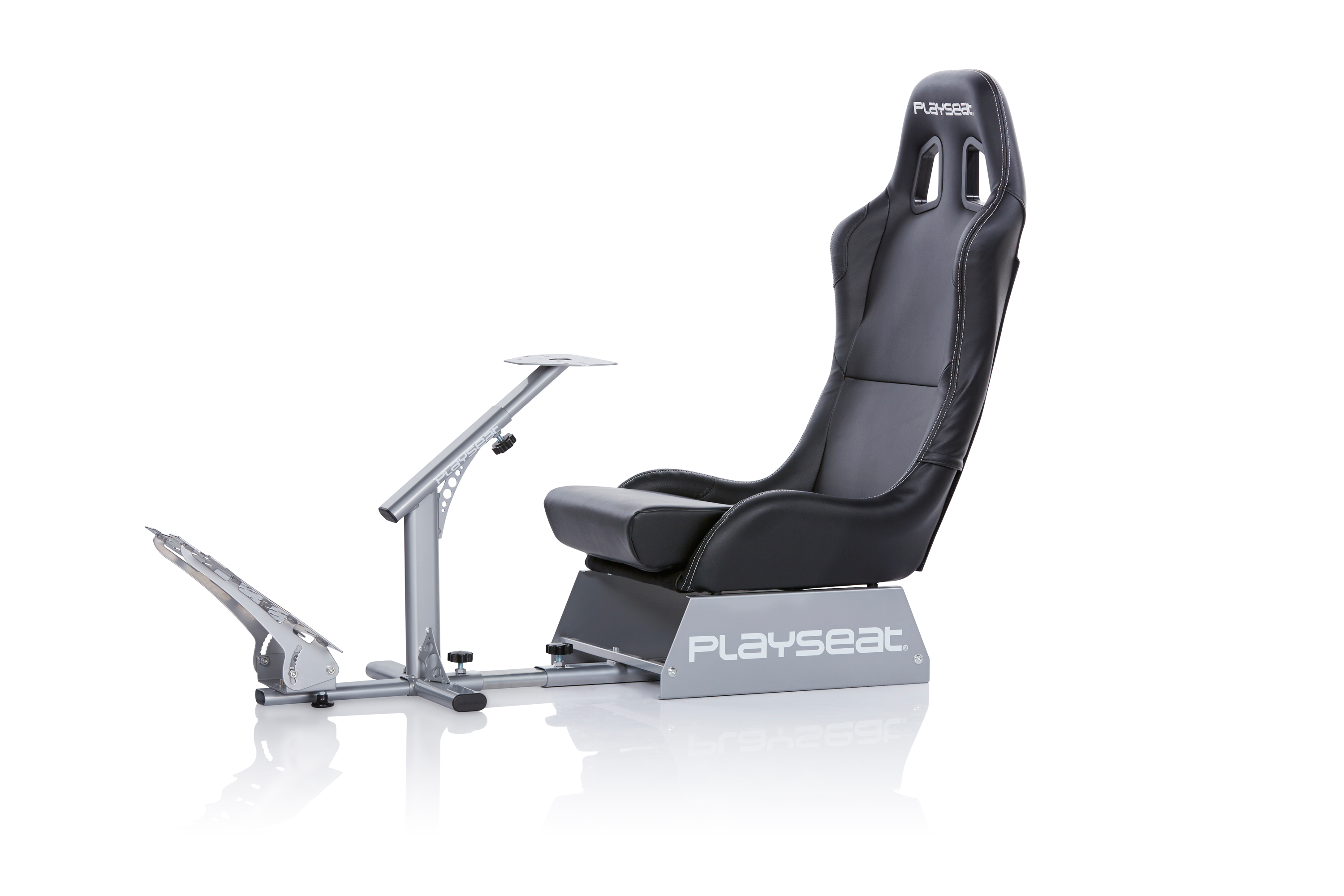 Une chaise de course noire et argentée sur fond blanc.