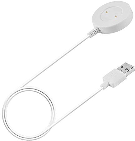 Egy fehér okosóra-töltő kerek töltőalappal, kábellel és USB-csatlakozóval fehér felületen.