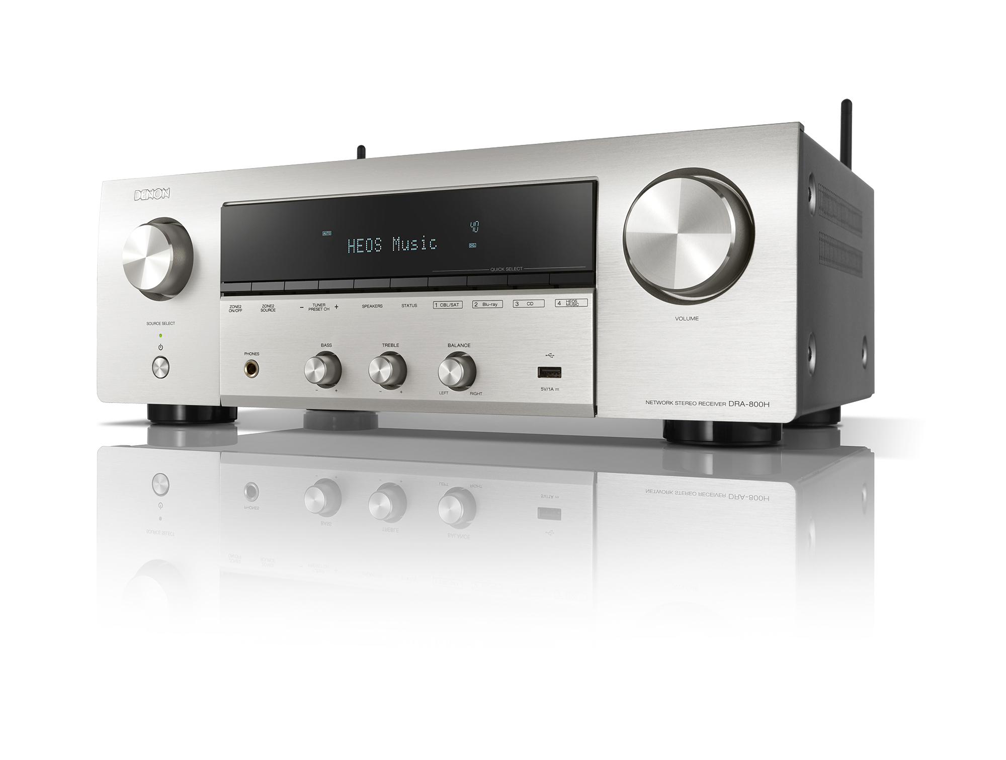 Silberner Denon-Stereo-Receiver auf weißer Oberfläche. Mit Knöpfen und Display.