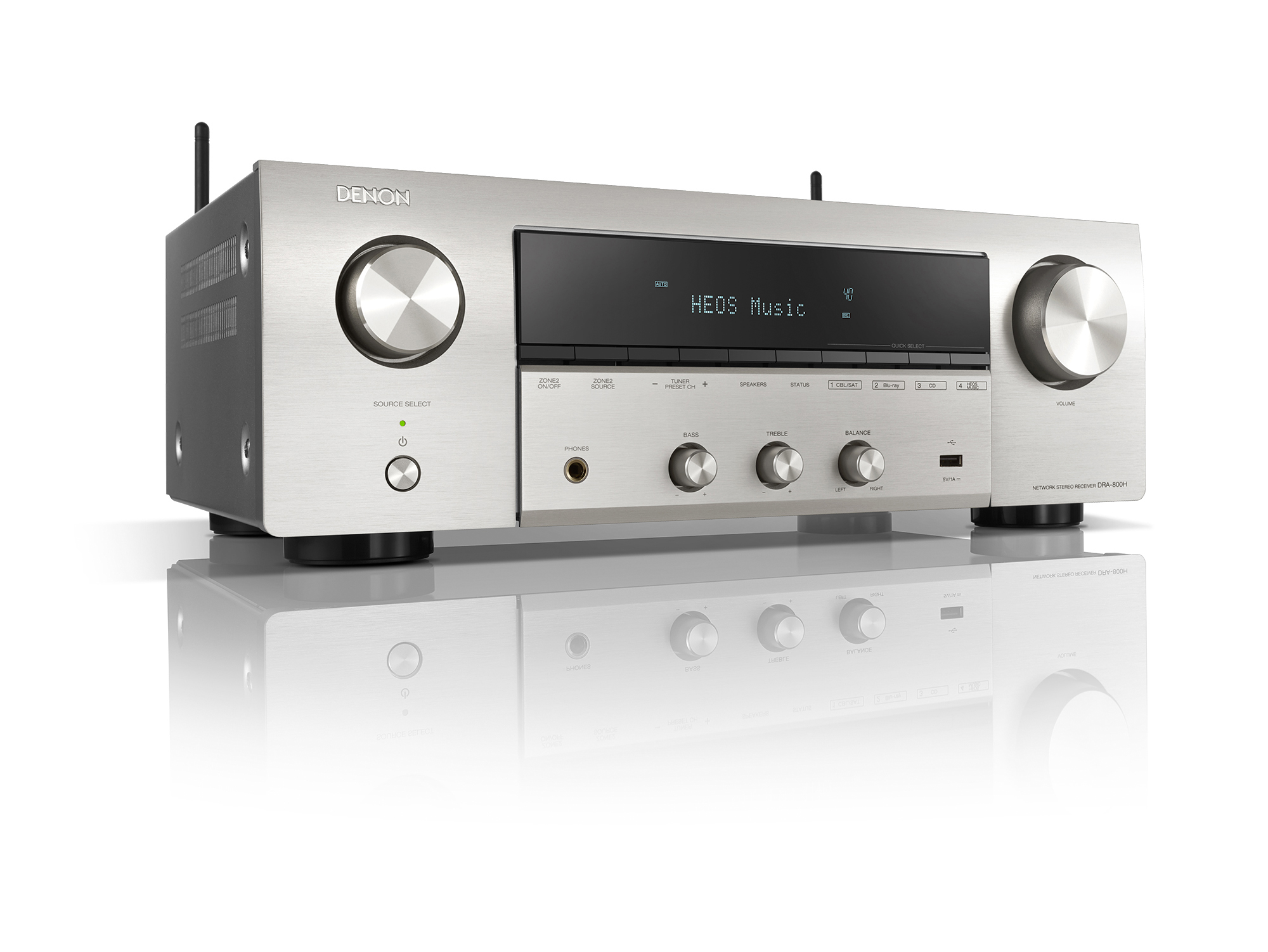 Ein silberner Denon Stereo-Receiver mit Display und verschiedenen Bedienknöpfen und -tasten.