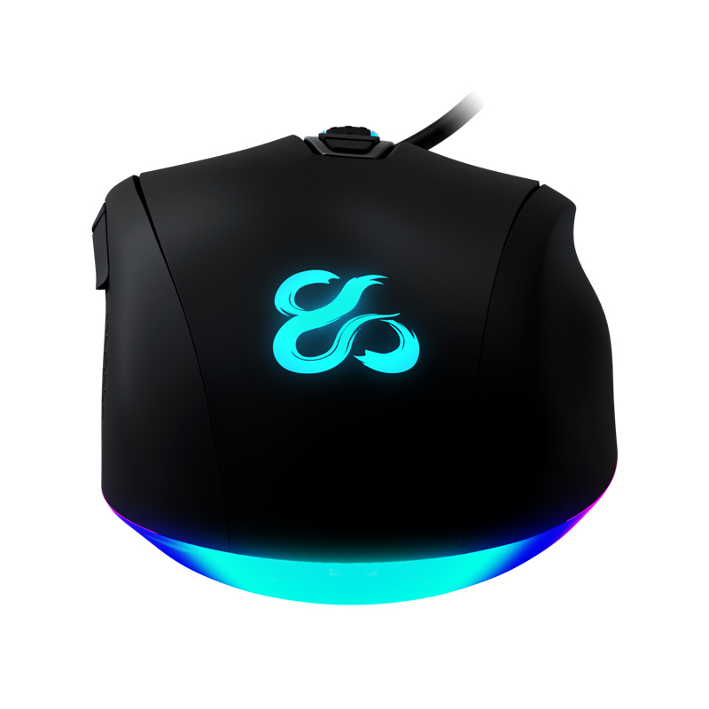 Ratón gaming negro. El ratón tiene un logotipo brillante y una tira de luz. El fondo es blanco.