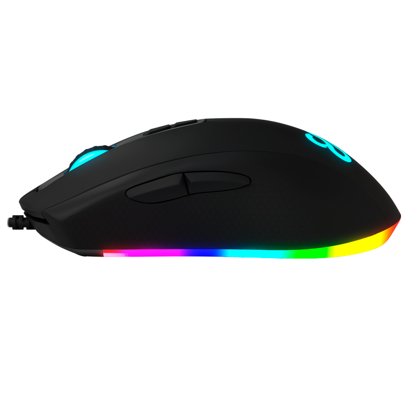 Ratón gaming negro con iluminación RGB en los lados e inferior. Fondo blanco.