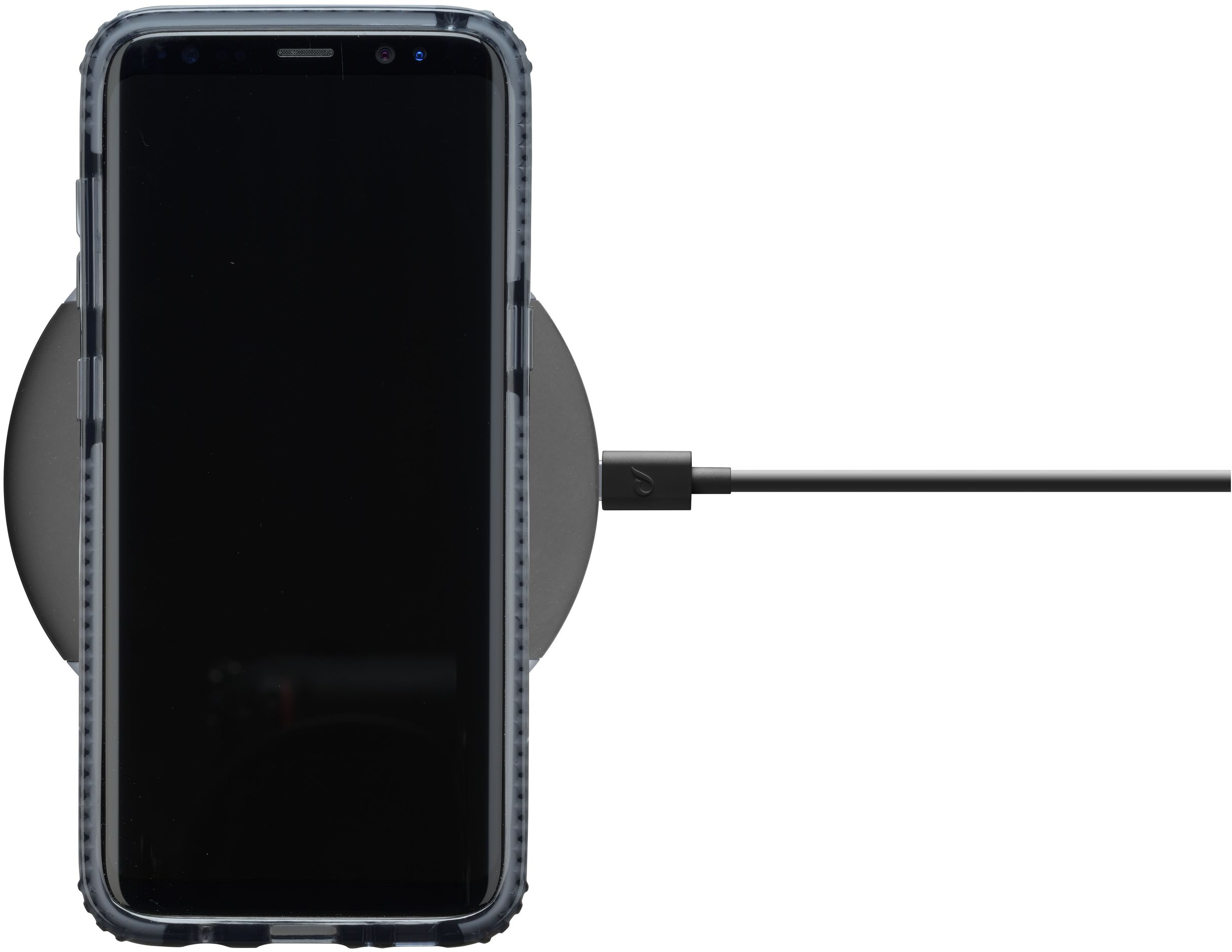 Smartphone nero in custodia, su base di ricarica wireless. Cavo di ricarica nero collegato.