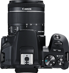 Un appareil photo Canon, noir, avec un objectif fixé. Vue de dessus, montrant les commandes et les molettes.