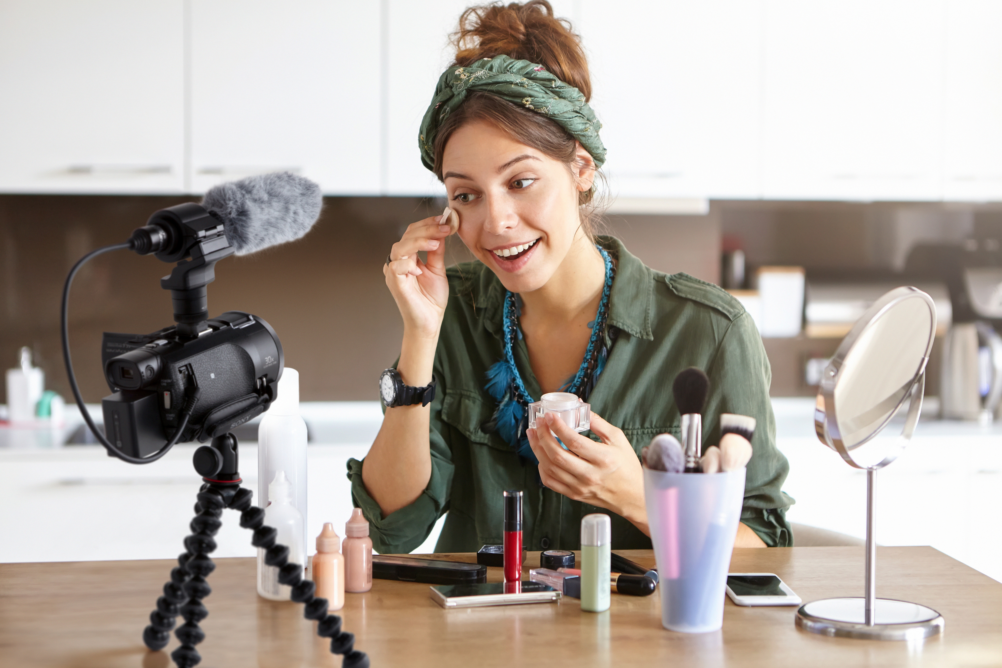 SONY FDR-AX53 Zeiss Creator Kit inkl. Mikrofon, GorillaPod, Camcorder , Exmor R CMOS 8,57 Megapixel, 20xopt. Zoom