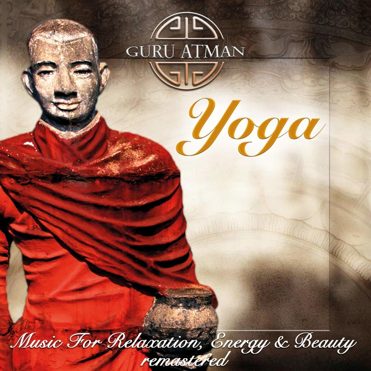 Mann in roter Robe hält Topf. Im Hintergrund steht das Wort Yoga.