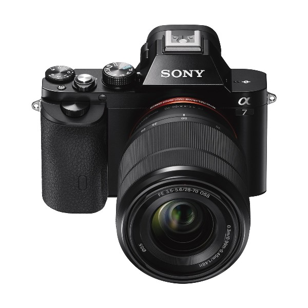 Cámara Sony negra con lente. La palabra SONY es visible en la parte superior. Fondo blanco.
