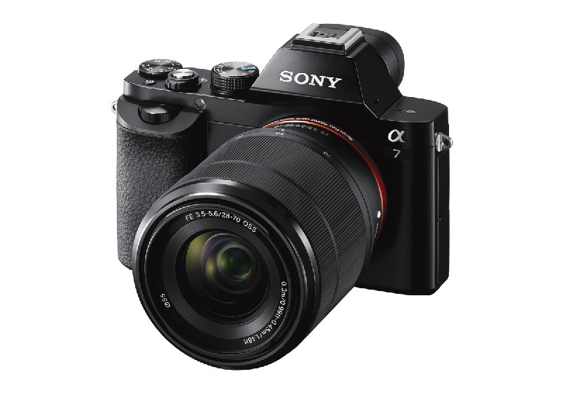 Cámara Sony Alpha 7 negra con lente. Sony está escrito en la cámara.