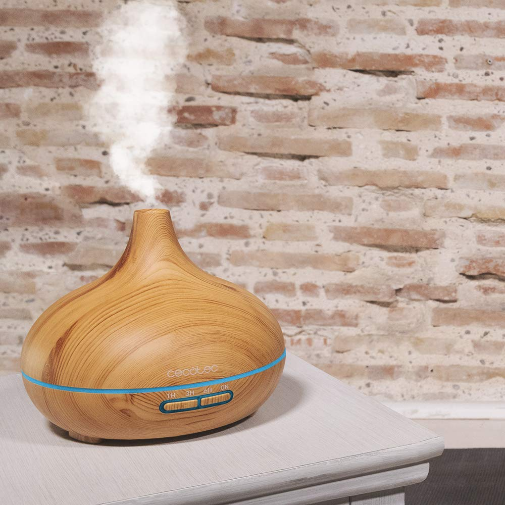 Un difusor de aroma de madera con una banda azul claro. Vapor blanco sube por arriba.