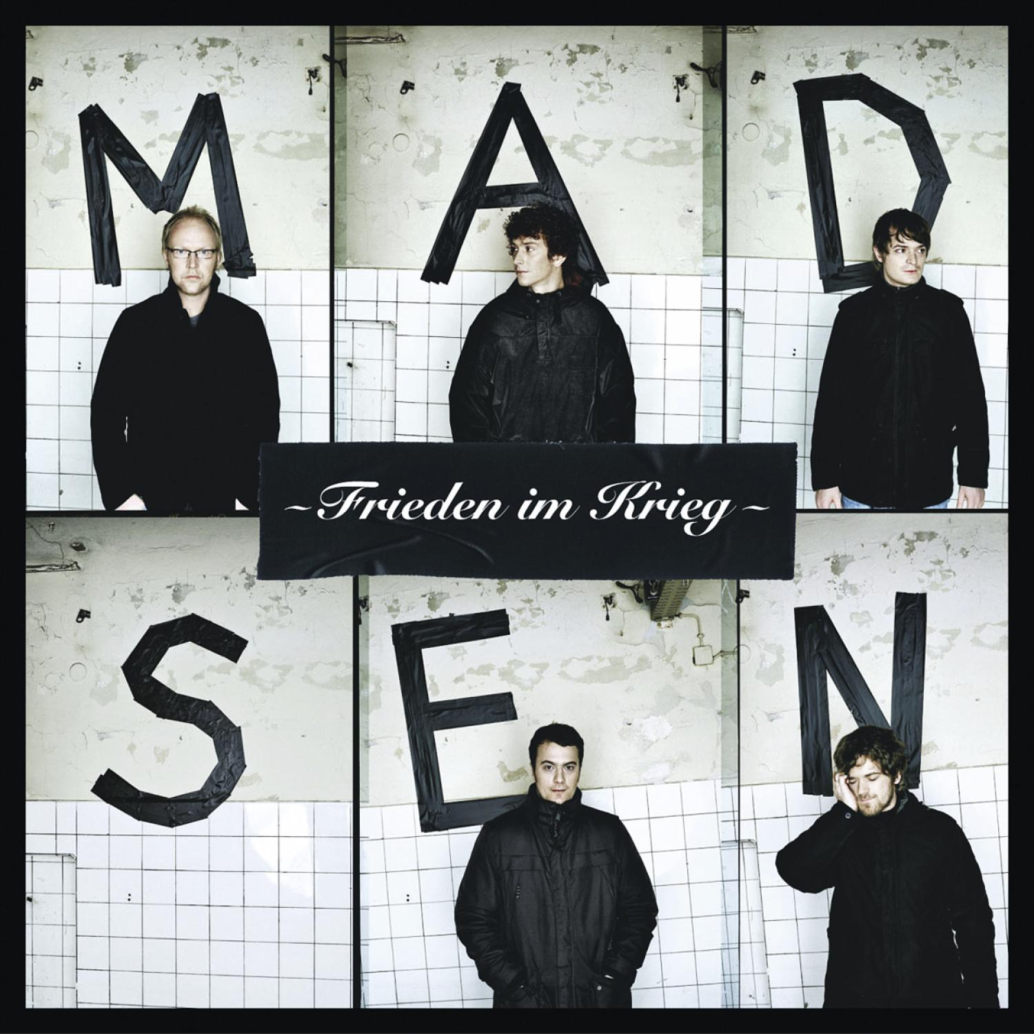 MADSEN-Albumcover, eine Band mit fünf Mitgliedern in schwarzer Kleidung und einem weißen Fliesen-Hintergrund.