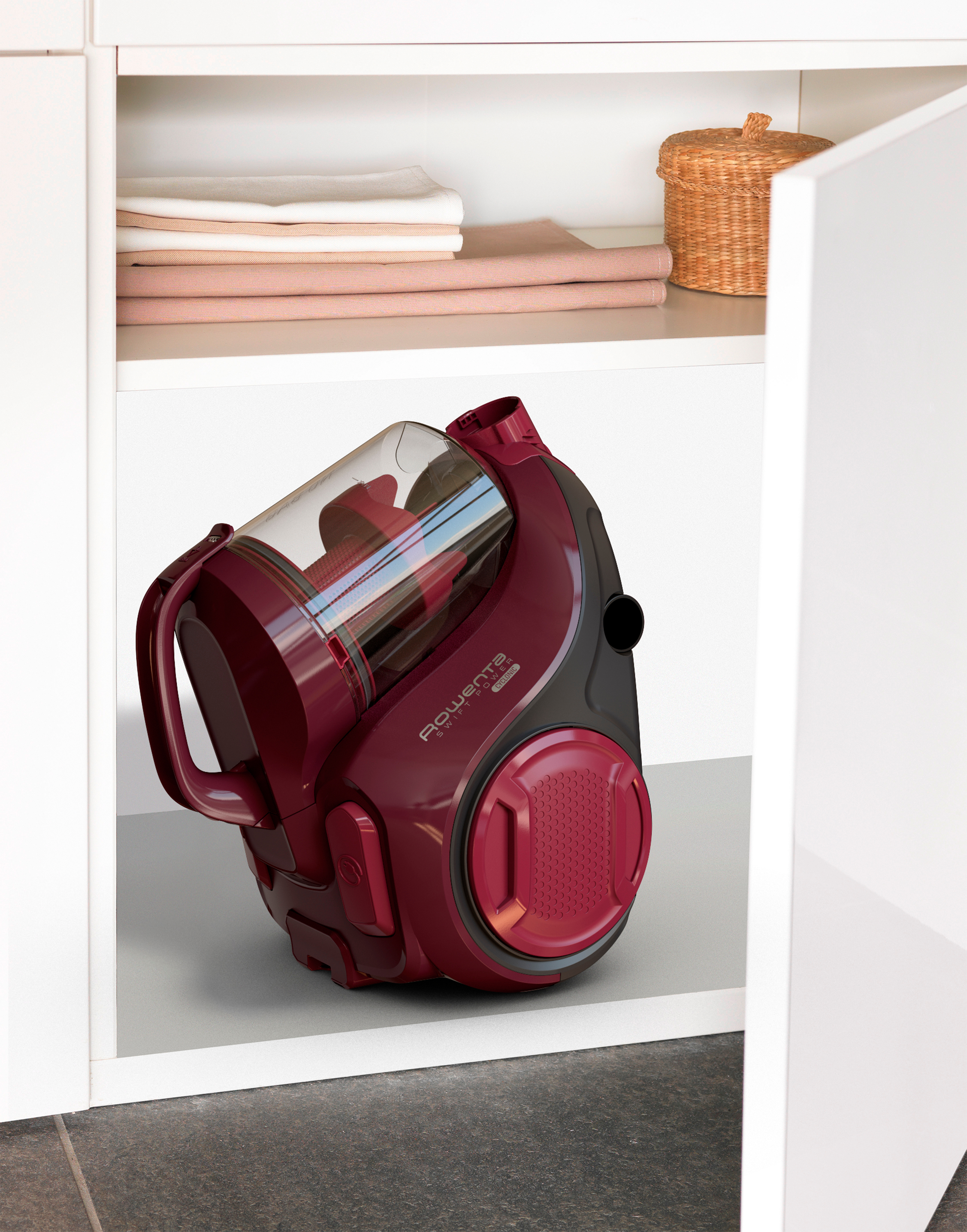 Roter Staubsauger in einem weißen Schrank, die Tür ist teilweise geöffnet.