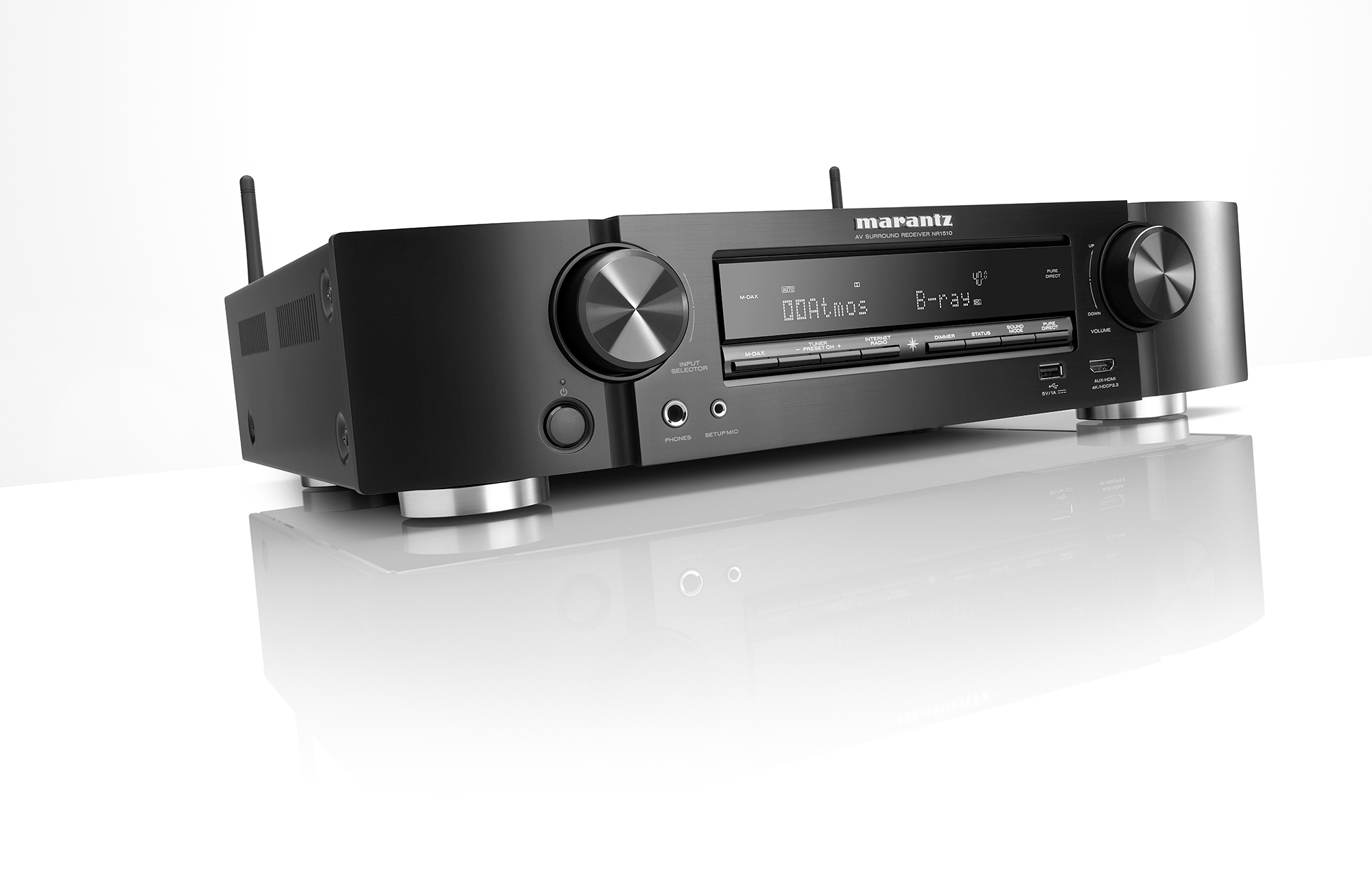 Schwarzer Marantz-Receiver mit Knöpfen, Display und Antennen. Weißer Hintergrund mit Reflexion.
