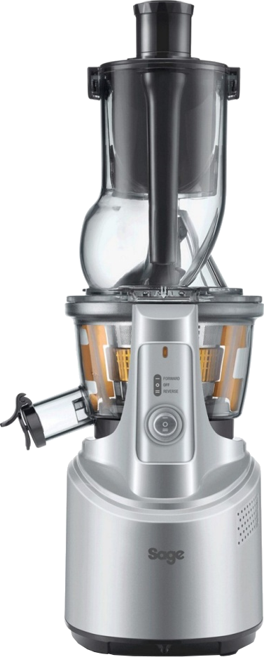 Extracteur de jus argenté avec des pièces noires. Il a une ouverture pour le jus et un récipient pour la pulpe. Fond blanc.