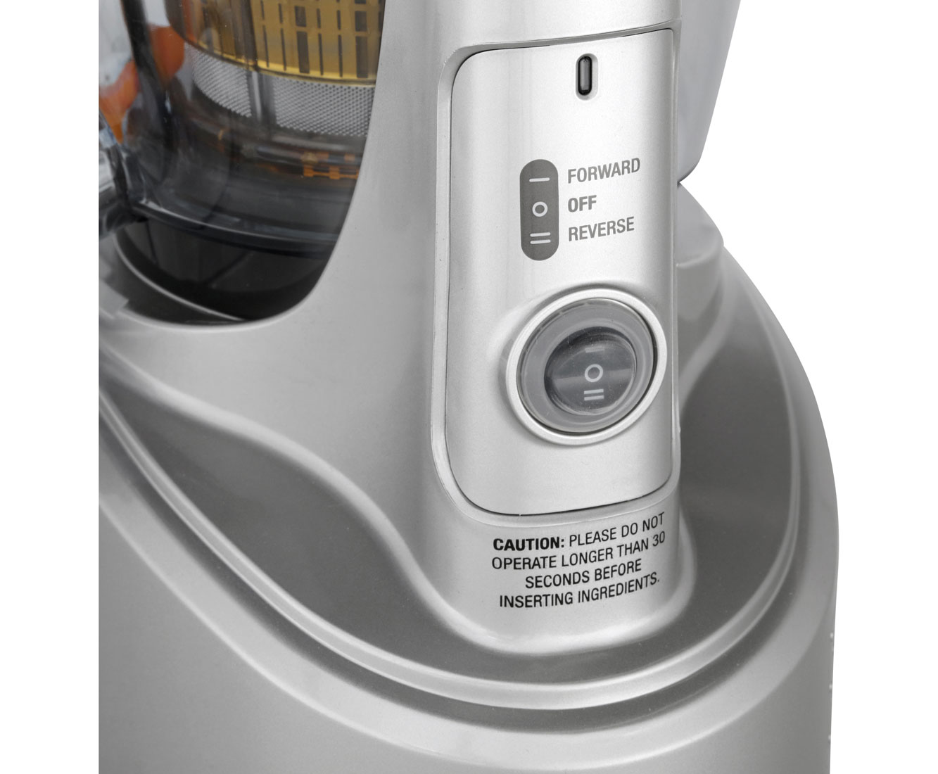 Extracteur de jus argenté avec bouton d'alimentation et étiquette d'instructions. Vue rapprochée.