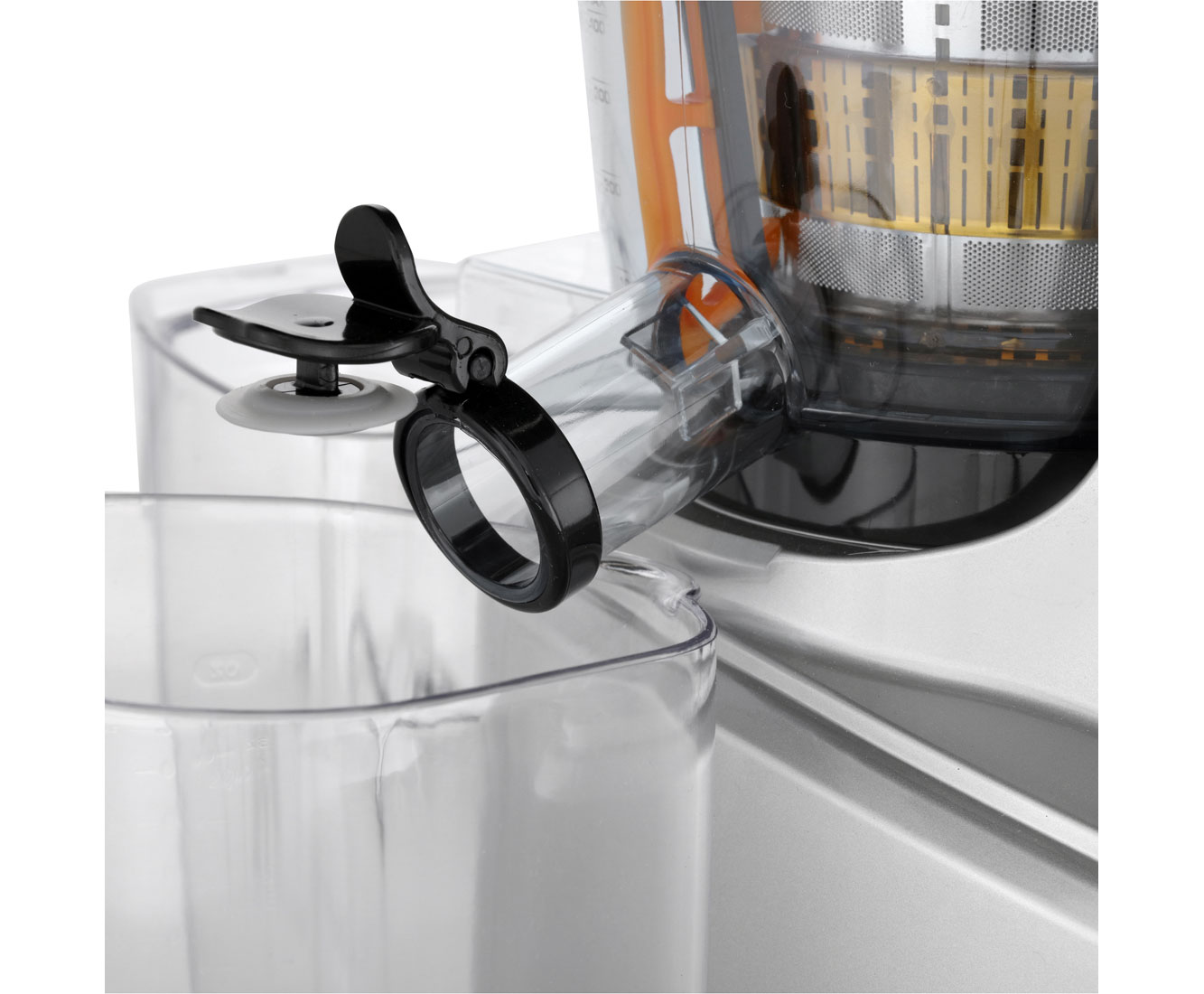 Extracteur de jus, avec bec verseur et récipient transparents, jus et pulpe visibles. Fond neutre.