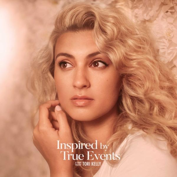 Une femme aux cheveux blonds bouclés, regardant ailleurs avec une expression sérieuse. Le texte dit, Inspiré de faits réels.