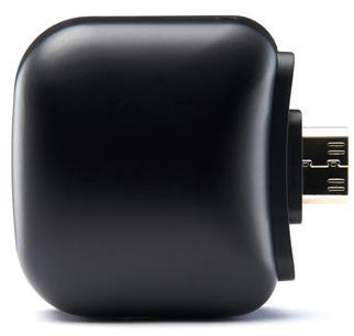 Een zwarte, afgeronde USB-adapter met een USB-connector aan één kant.