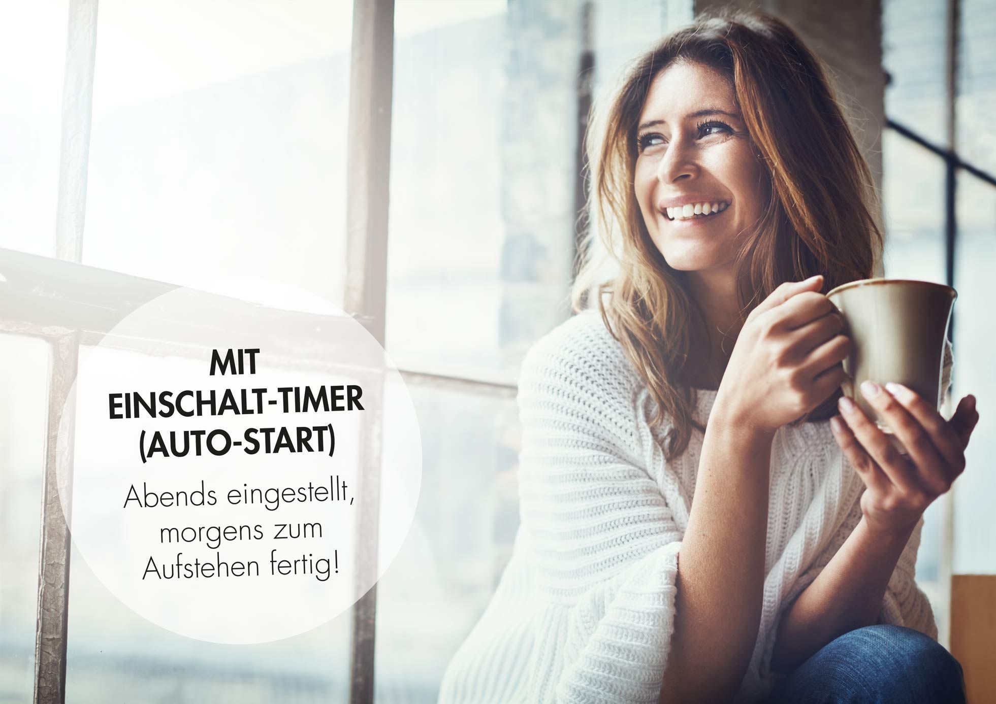 Lächelnde Frau, die einen Becher hält, mit Text über einen Timer für den Morgen.