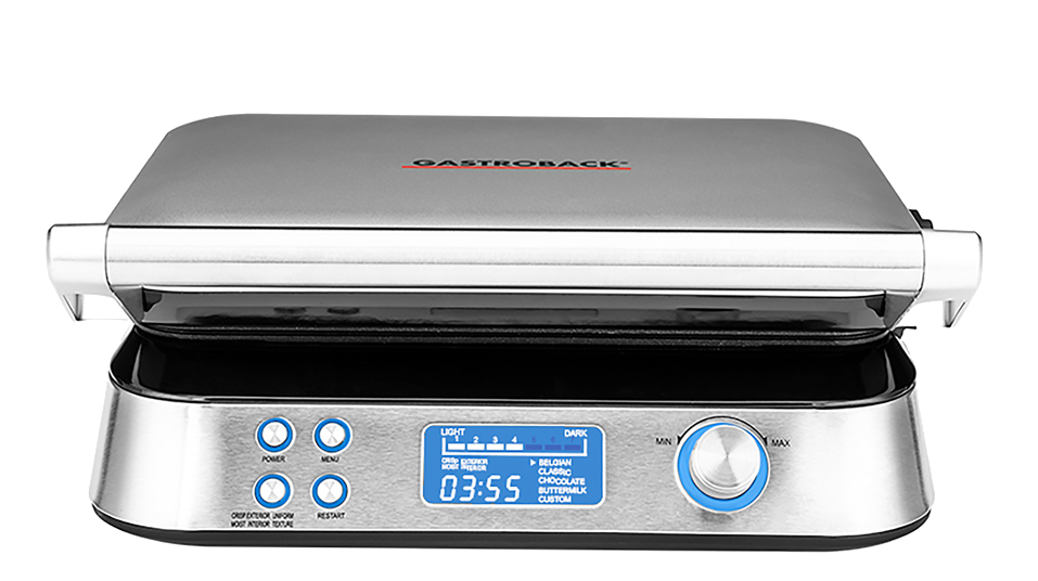 Ein silberner Grill mit digitaler Anzeige. Er zeigt die Zeit an und hat Bedienknöpfe. Schwarzer Hintergrund.