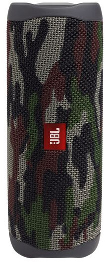 JBL-Lautsprecher mit Camouflage-Muster. Rotes JBL-Logo. Dunkelgrauer Deckel und Boden. Weißer Hintergrund.