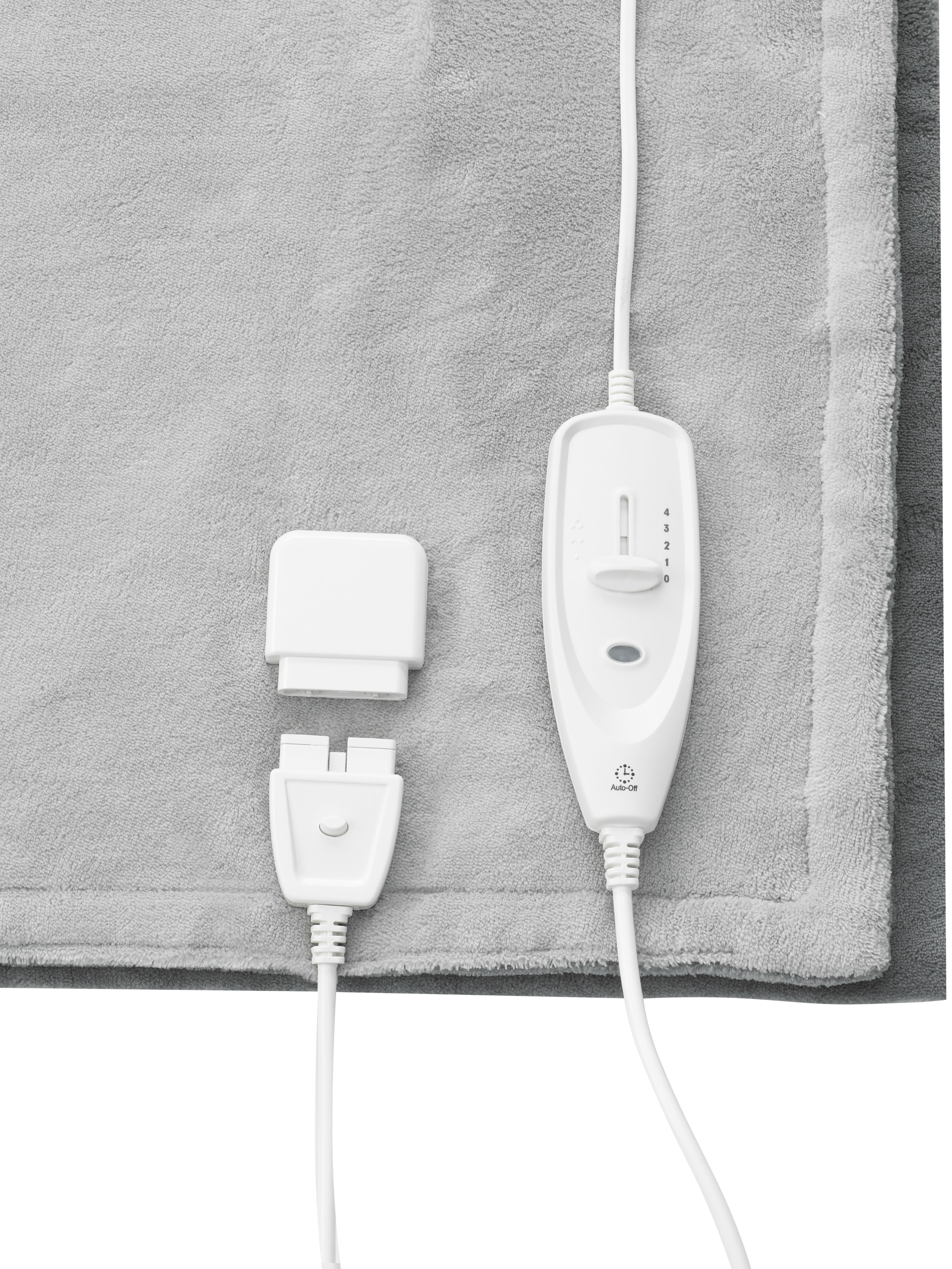 Eine graue Heizdecke mit weißem Regler und Netzkabel.