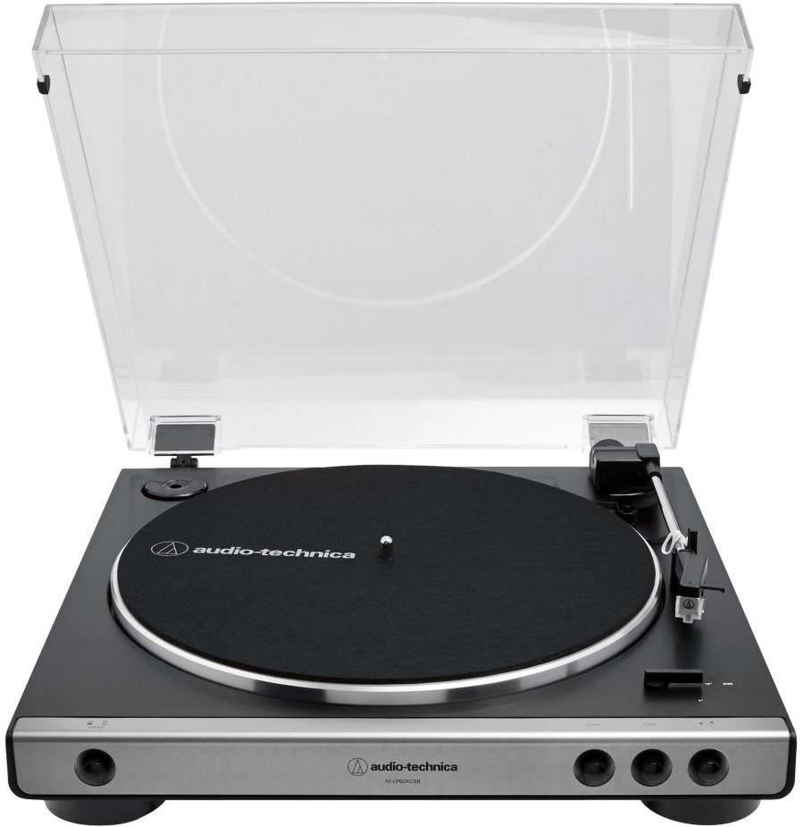 Platine vinyle avec un disque noir, un couvercle transparent et une base argentée.