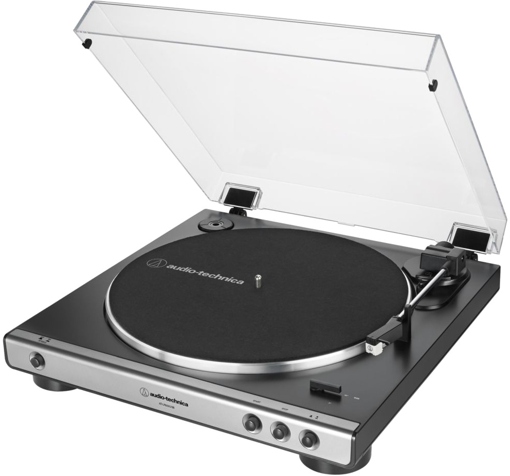 Platine vinyle avec couvercle anti-poussière ouvert. Design argent et noir. Logo Audio-Technica visible. Fond blanc.