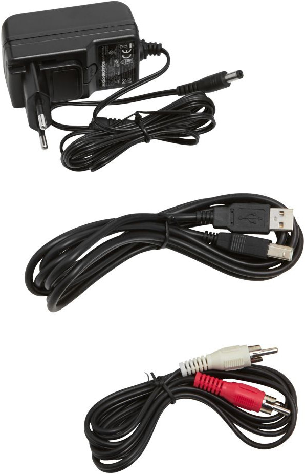 Adaptateur secteur, câbles USB et RCA sur fond blanc.