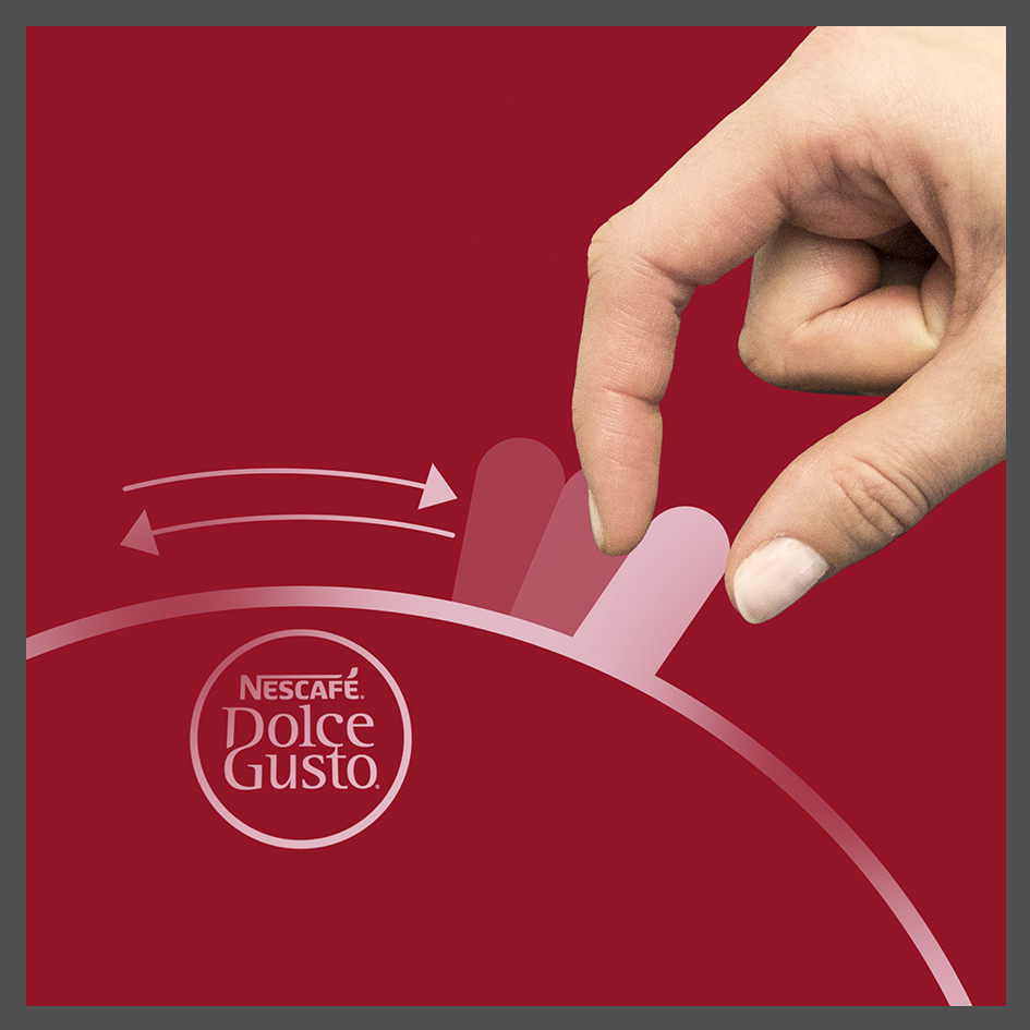 Eine Hand drückt eine Kaffeekapsel, mit Pfeilen, die den Vorgang anzeigen, und einem Logo.