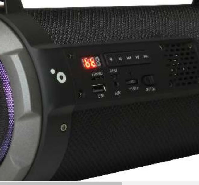 Primer plano del panel de control de un altavoz negro con pantalla de números.