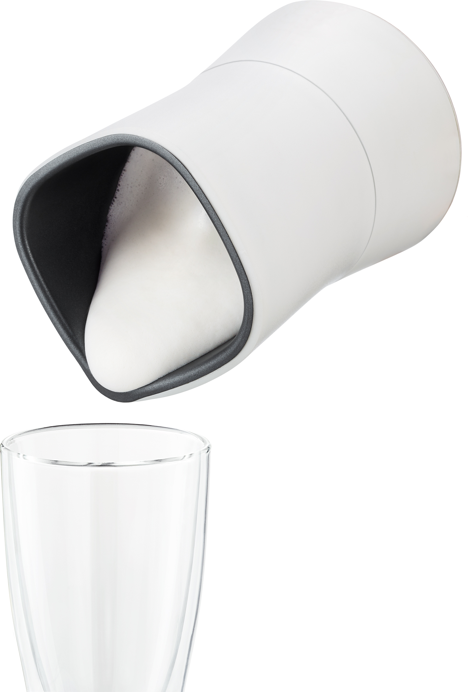 Ein weißer Milchaufschäumer, der in ein klares Glas gießt. Der Aufschäumer hat einen grauen Rand.