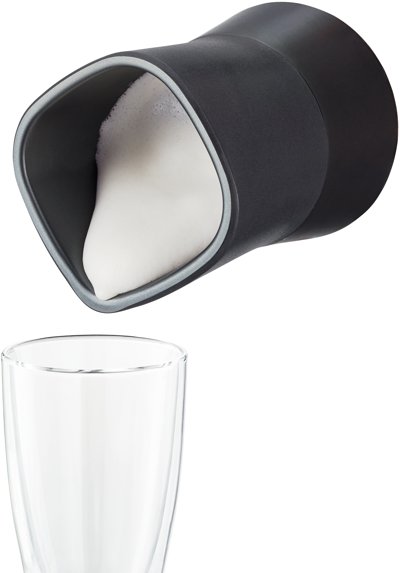 Schaum wird in ein transparentes Glas gegossen. Der Schaum ist weiß.