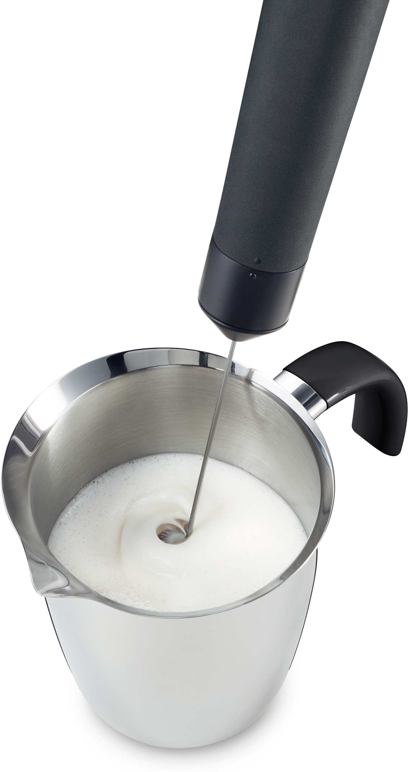 Ein Milchaufschäumer in einem Edelstahlkrug, der Milch aufschäumt.