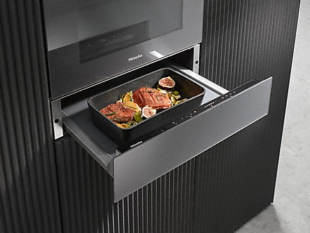 Ein Braten in einer Auflaufform auf einer ausziehbaren Schublade eines Miele-Geräts.