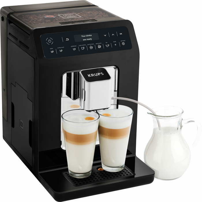Fekete Krups kávéfőző két latte pohárral és tejkancsóval.