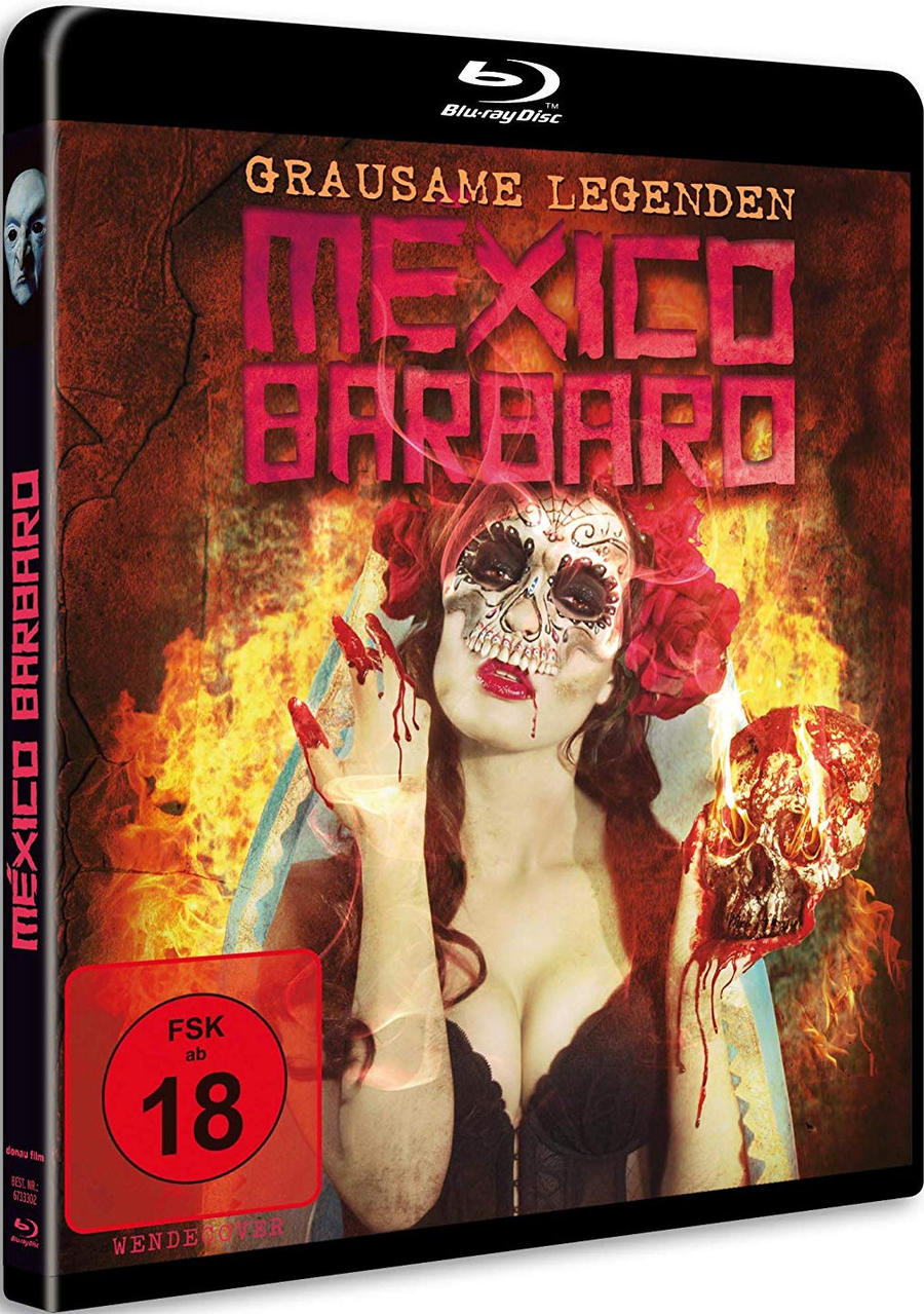 Eine DVD-Hülle eines Horrorfilms mit einer Frau mit Totenkopf-Make-up, die einen Schädel hält und von Flammen umgeben ist.