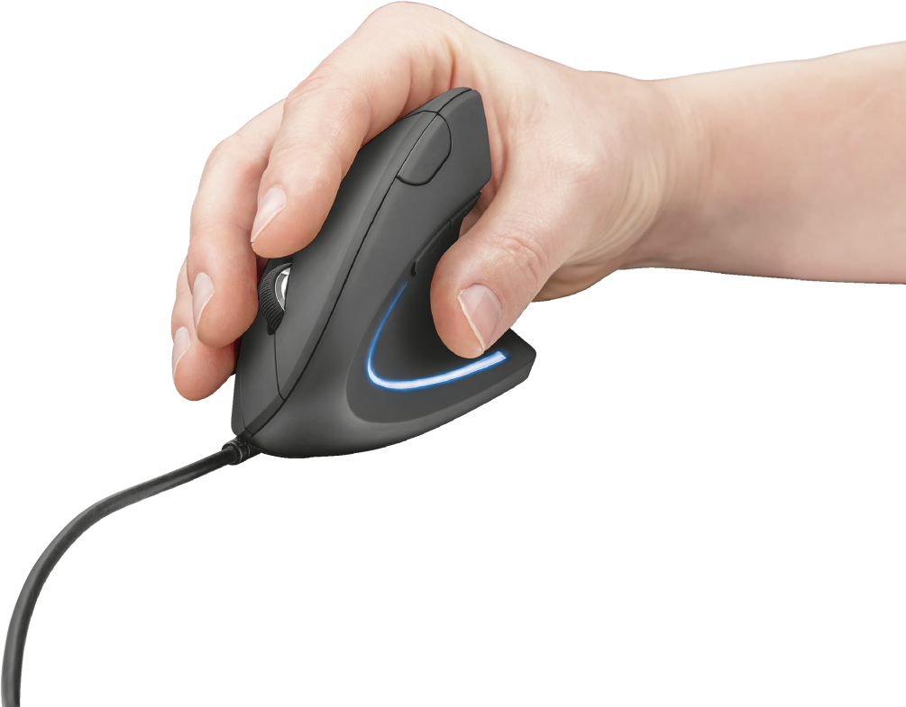 La main d'une personne tenant une souris d'ordinateur ergonomique noire avec un bord bleu illuminé.