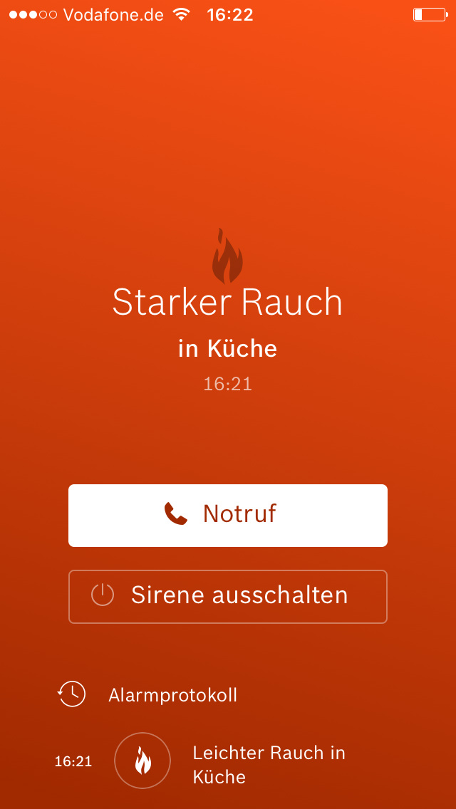 Telefonbildschirm mit einer Feueralarmmeldung auf Deutsch.