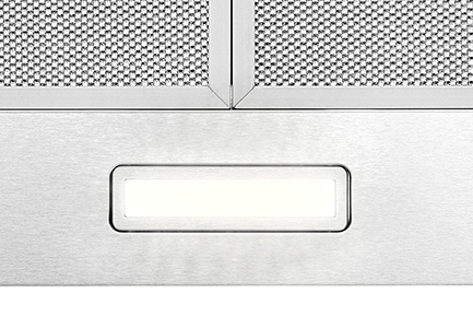 Eine Dunstabzugshaube aus Edelstahl mit rechteckigem Licht und einem Mesh-Filter darüber. Das Licht ist an.